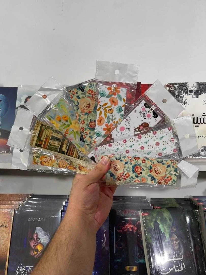فواصل كتب ورقية بتصاميم وأشكال متنوعة