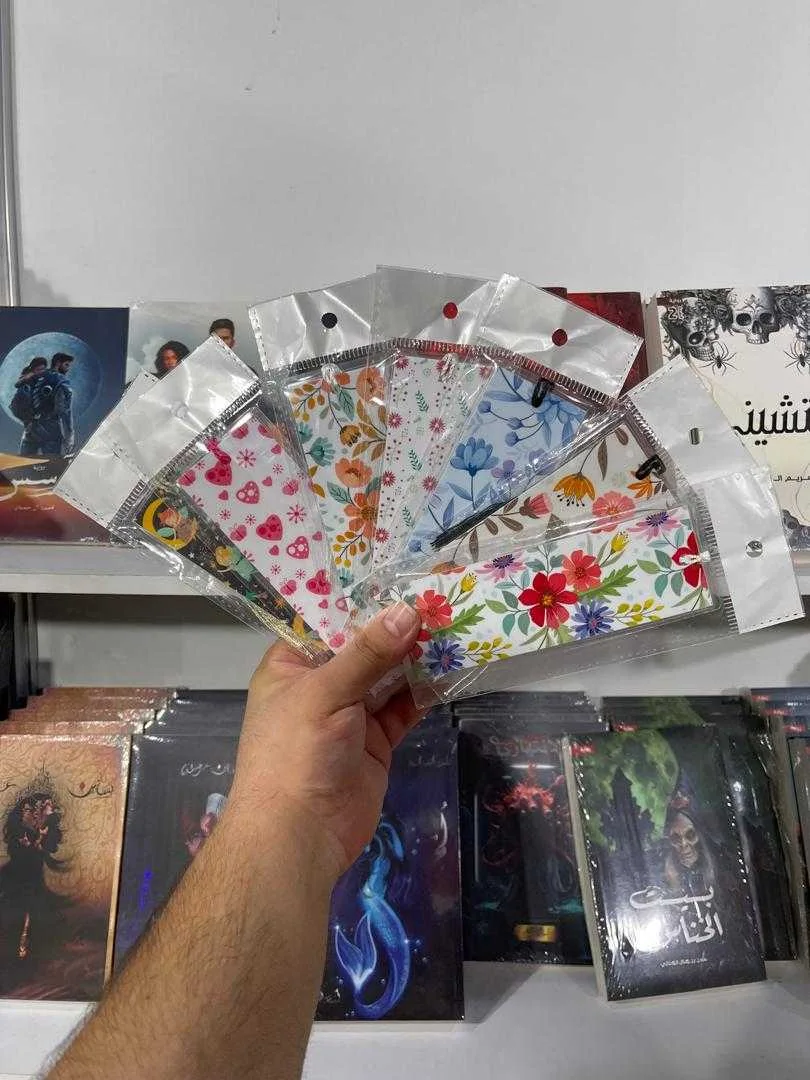 فواصل كتب ورقية بتصاميم وأشكال متنوعة