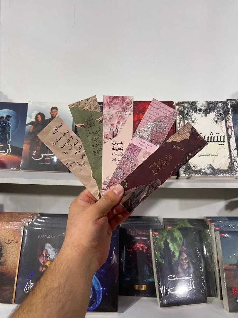 فواصل كتب ورقية بتصاميم وأشكال متنوعة
