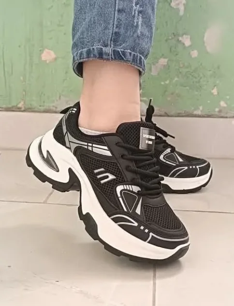 حذاء رياضي ضخم أسود